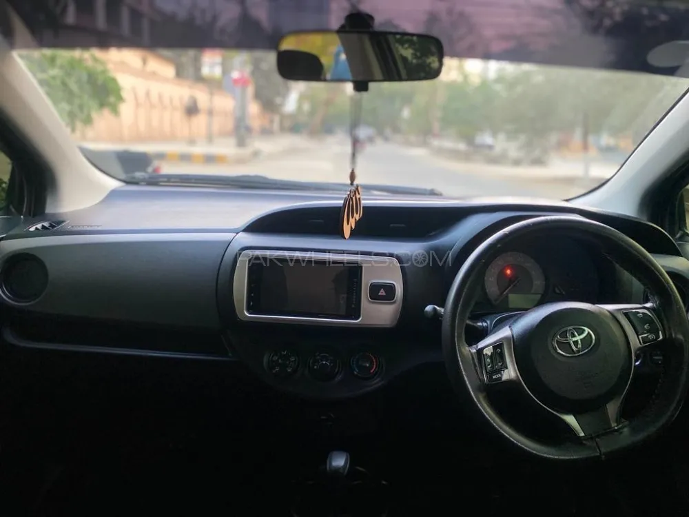Toyota Vitz 2015 for Sale in Karachi Image-1