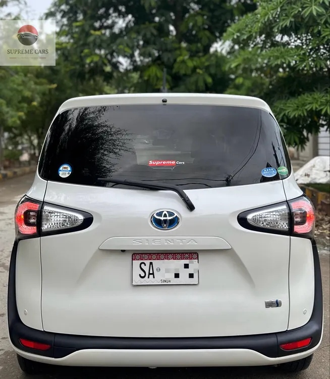 Toyota Sienta 2018 for Sale in Karachi Image-1