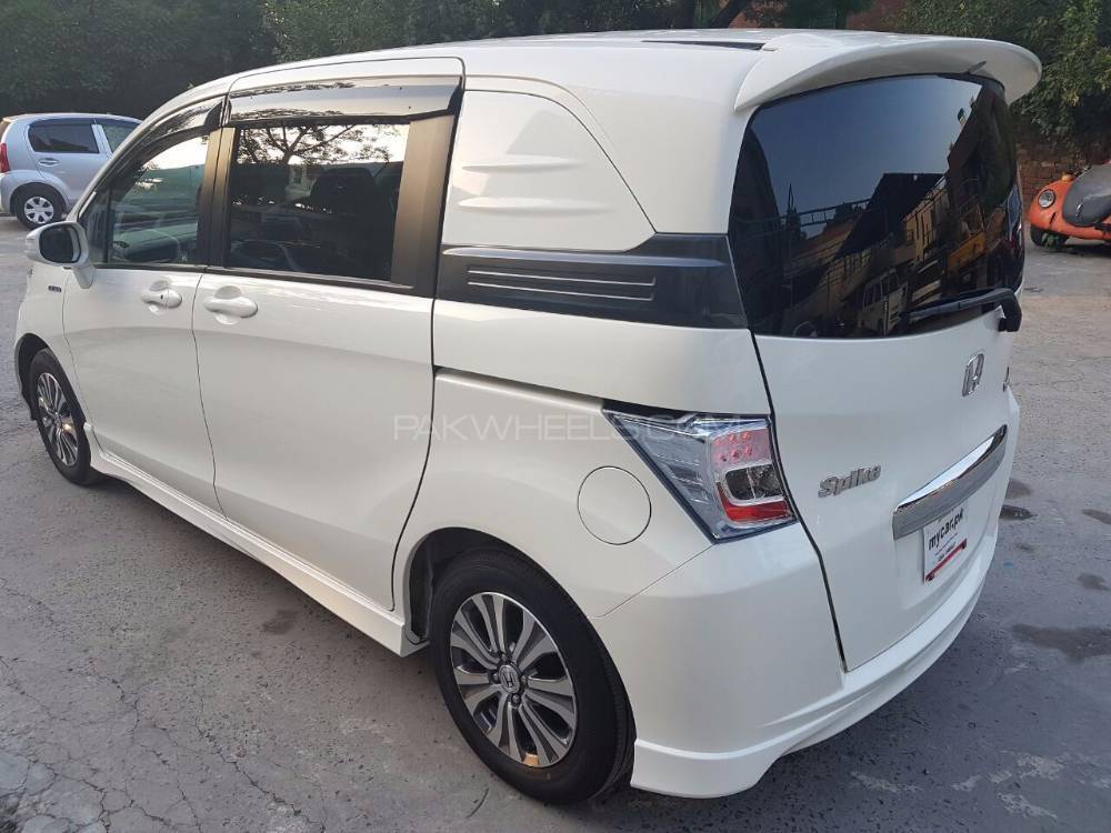 Honda freed hybrid 2011