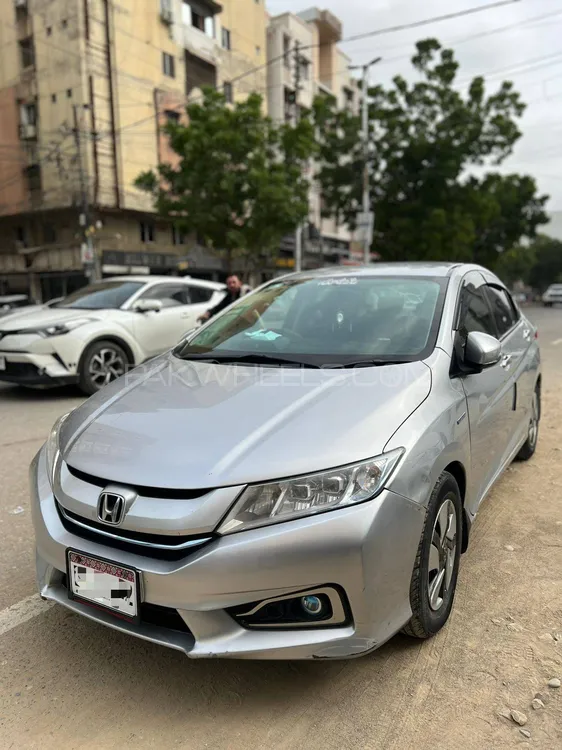 Honda Grace Hybrid 2018 for Sale in Karachi Image-1