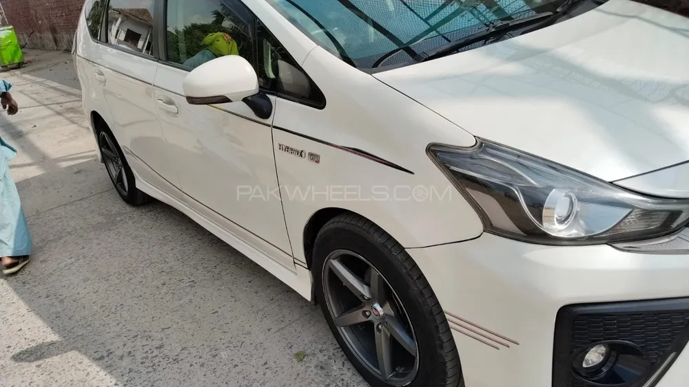 Toyota Prius Alpha 2015 for Sale in Rawalpindi Image-1