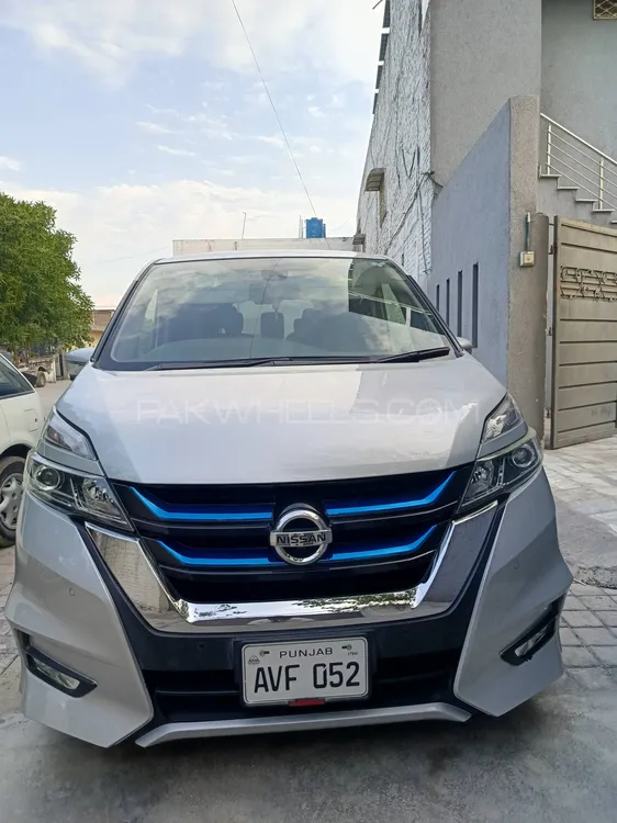 Nissan Serena 2018 for Sale in Peshawar Image-1