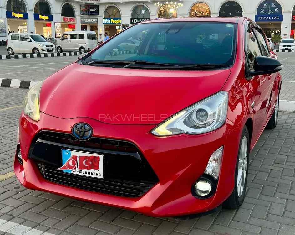 Toyota Aqua 2016 for Sale in Sialkot Image-1