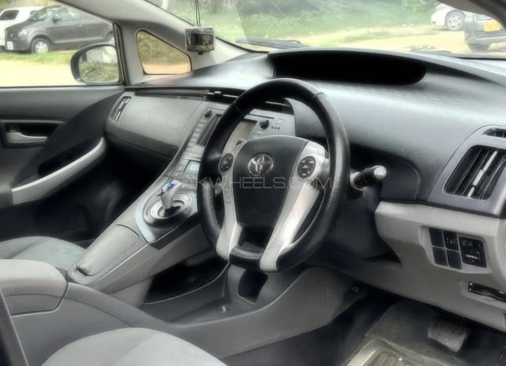 Toyota Prius 2010 for Sale in Karachi Image-1