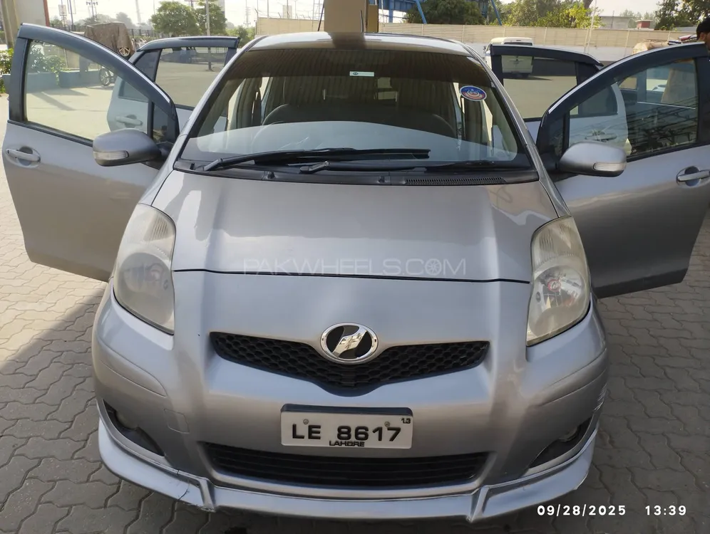 Toyota Vitz 2010 for Sale in Peshawar Image-1