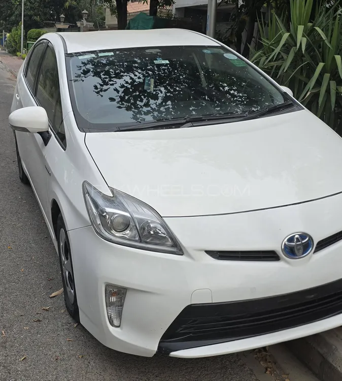 Toyota Prius Alpha 2014 for Sale in Lahore Image-1