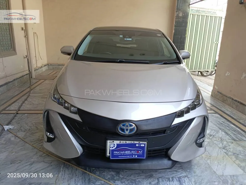 Toyota Prius 2017 for Sale in Multan Image-1