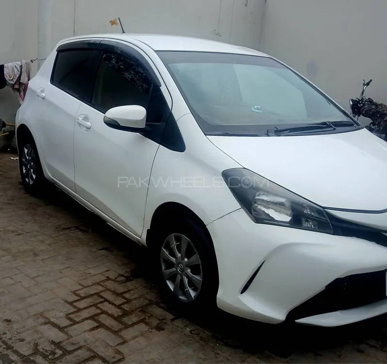 Toyota Vitz 2015 for Sale in Karachi Image-1