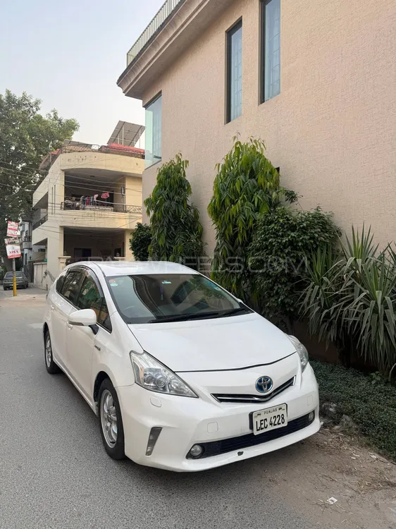 Toyota Prius Alpha 2012 for Sale in Lahore Image-1