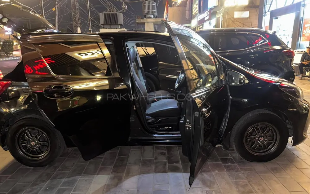 Toyota Vitz 2015 for Sale in Lahore Image-1