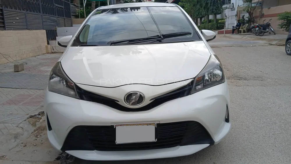 Toyota Vitz 2015 for Sale in Karachi Image-1
