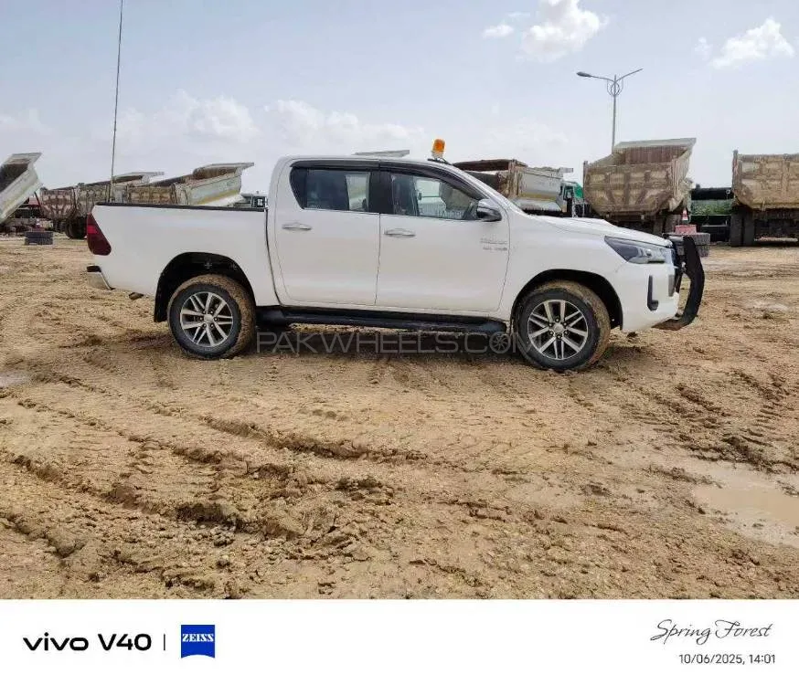 Toyota Hilux 2017 for Sale in Mithi Toyota Hilux 2017 for Sale in Mithi Image-5