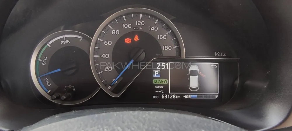 Toyota Vitz 2017 for Sale in Karachi Image-1