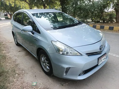 Toyota Prius Alpha S Touring 2014