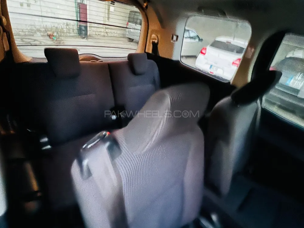 Toyota Voxy 2016 for Sale in Peshawar Toyota Voxy 2016 for Sale in Peshawar Image-7