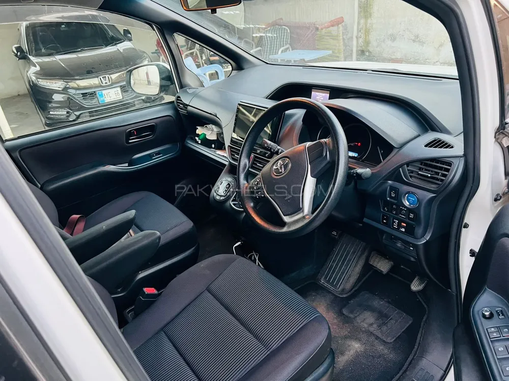 Toyota Voxy 2016 for Sale in Peshawar Toyota Voxy 2016 for Sale in Peshawar Image-5
