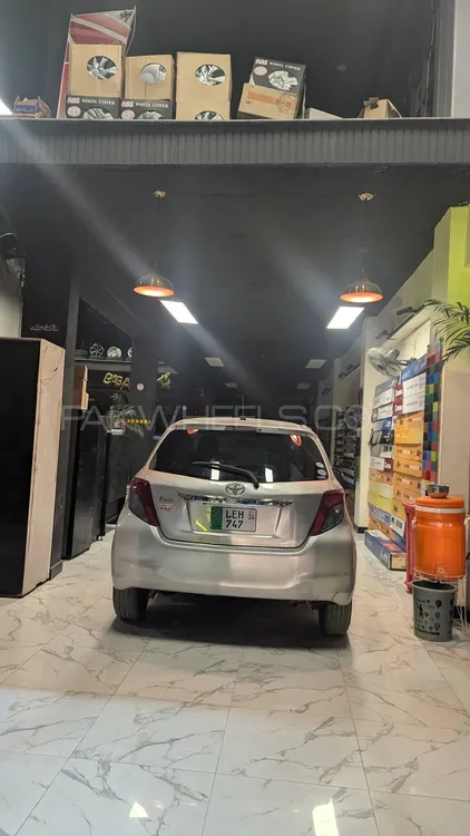 Toyota Vitz 2011 for Sale in Mardan Image-1