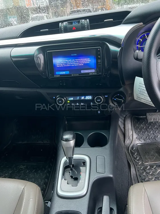 Toyota Hilux 2017 for Sale in Karachi Toyota Hilux 2017 for Sale in Karachi Image-14