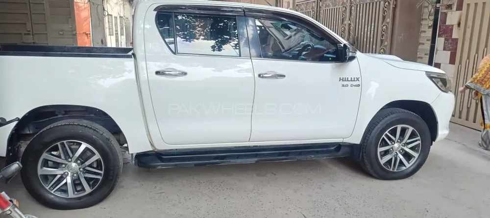 Toyota Hilux 2017 for Sale in Lahore Toyota Hilux 2017 for Sale in Lahore Image-2
