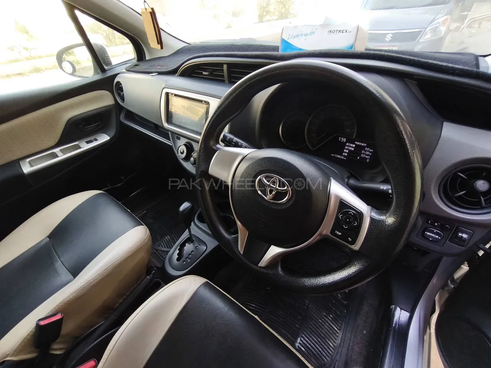 Toyota Vitz 2015 for Sale in Karachi Image-1