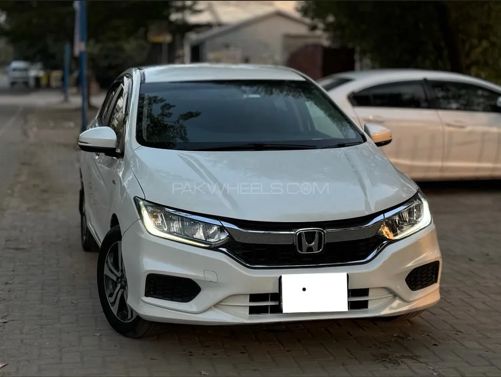 Honda Grace Hybrid 2017 for Sale in Lahore Image-1