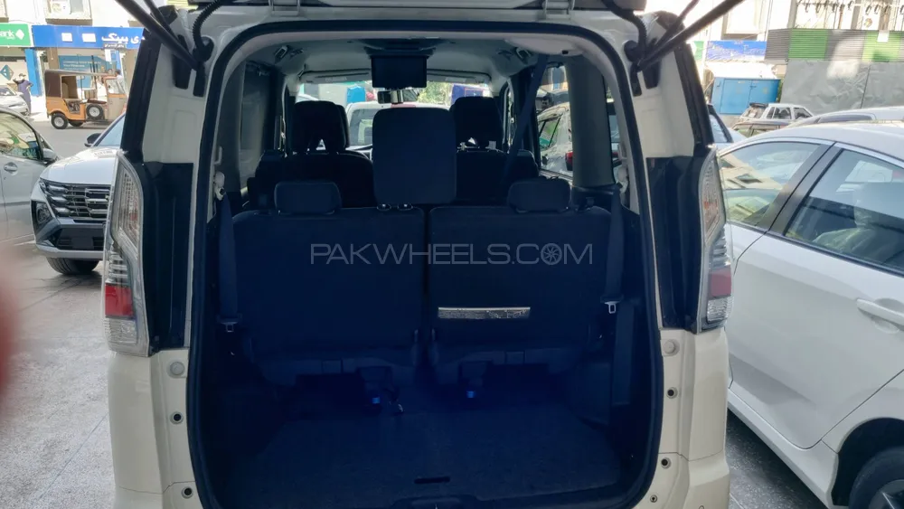 Nissan Serena 2018 for Sale in Peshawar Nissan Serena 2018 for Sale in Peshawar Image-7
