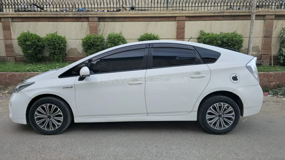 Toyota Prius 2015 for Sale in Karachi Image-1