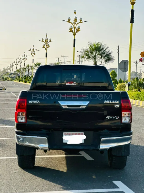 Toyota Hilux 2017 for Sale in Sheikhupura Toyota Hilux 2017 for Sale in Sheikhupura Image-7