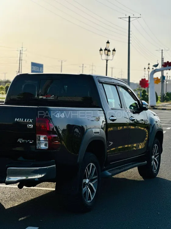 Toyota Hilux 2017 for Sale in Sheikhupura Toyota Hilux 2017 for Sale in Sheikhupura Image-2