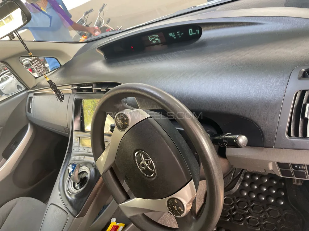 Toyota Prius 2011 for Sale in Lahore Toyota Prius 2011 for Sale in Lahore Image-13