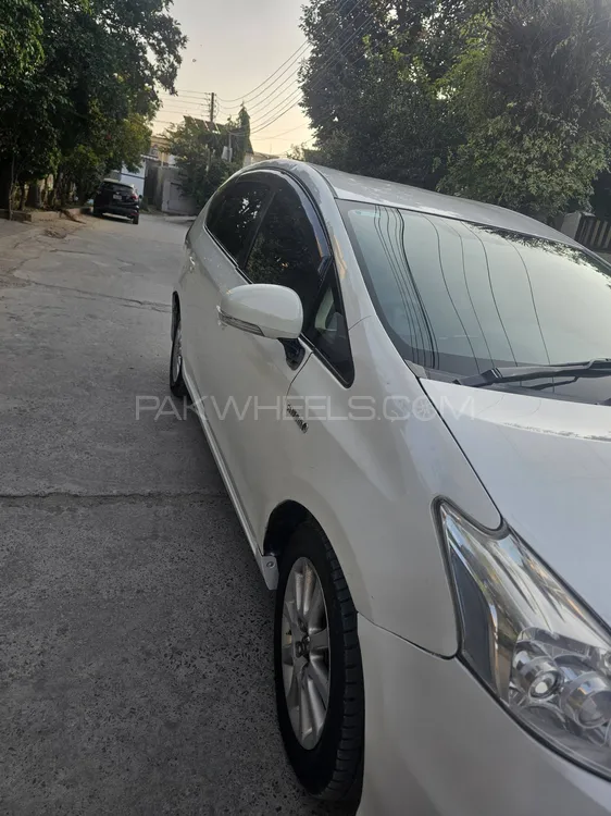Toyota Prius Alpha 2013 for Sale in Rawalpindi Toyota Prius Alpha 2013 for Sale in Rawalpindi Image-8