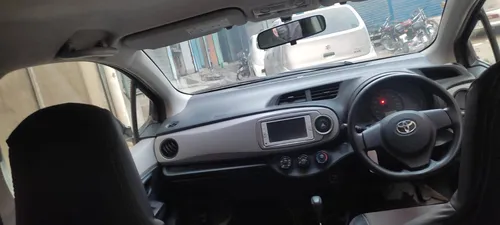 Toyota Vitz F 1.0 2013