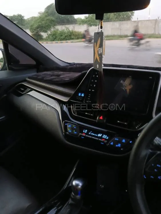 Toyota C-HR 2017 for Sale in Karachi Toyota C-HR 2017 for Sale in Karachi Image-2