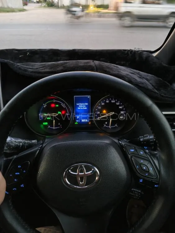 Toyota C-HR 2017 for Sale in Karachi Toyota C-HR 2017 for Sale in Karachi Image-3