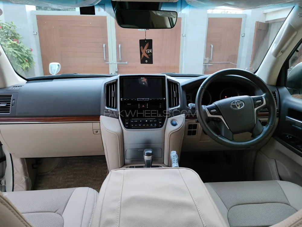 Toyota Land Cruiser 2017 for Sale in Karachi Toyota Land Cruiser 2017 for Sale in Karachi Image-9