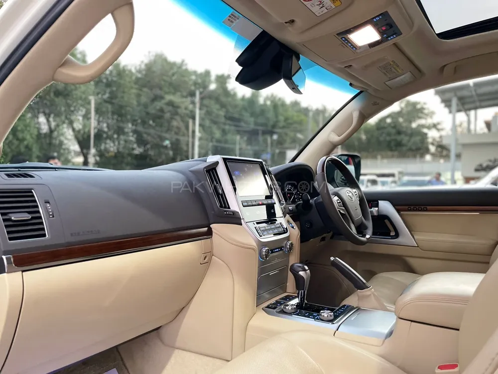 Toyota Land Cruiser 2017 for Sale in Karachi Toyota Land Cruiser 2017 for Sale in Karachi Image-13