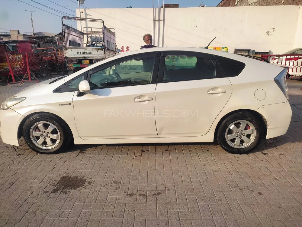 Toyota Prius 2011 for Sale in Lahore Toyota Prius 2011 for Sale in Lahore Image-9
