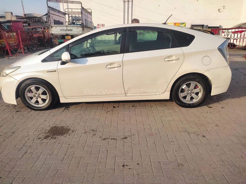 Toyota Prius 2011 for Sale in Lahore Toyota Prius 2011 for Sale in Lahore Image-10