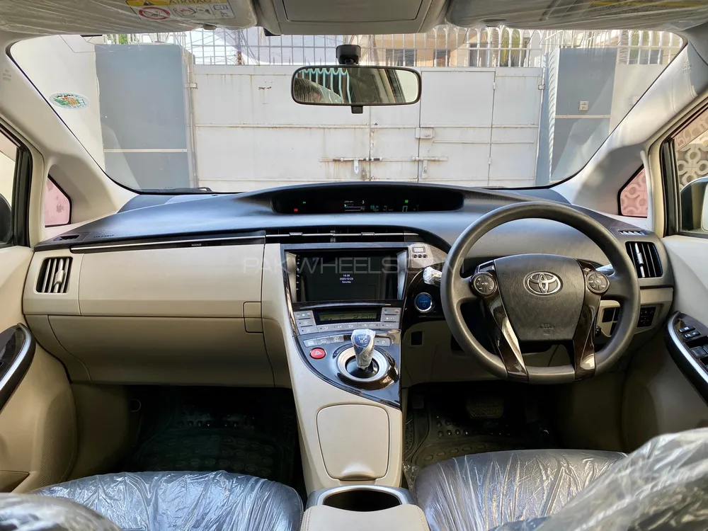 Toyota Prius 2013 for Sale in Karachi Toyota Prius 2013 for Sale in Karachi Image-10