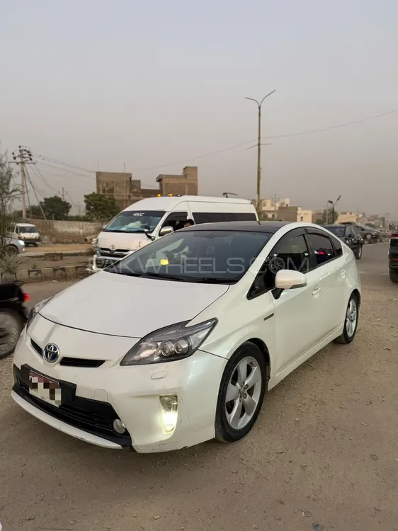 Toyota Prius 2015 for Sale in Karachi Toyota Prius 2015 for Sale in Karachi Image-4