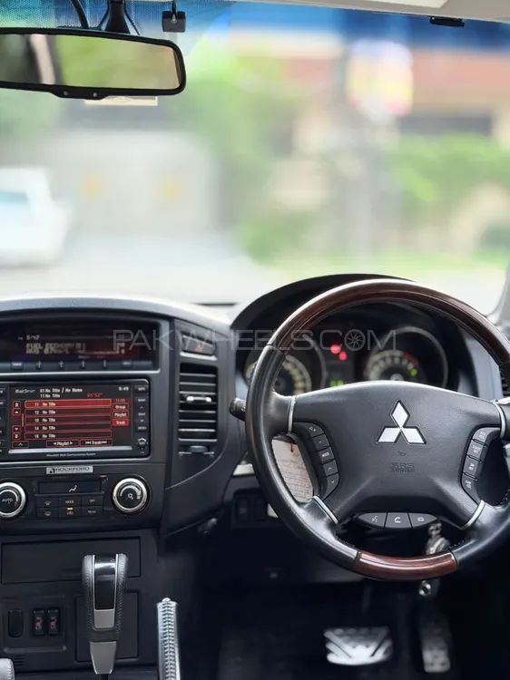 Mitsubishi Pajero 2010 for Sale in Lahore Mitsubishi Pajero 2010 for Sale in Lahore Image-8