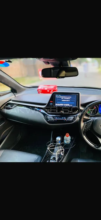 Toyota C-HR 2017 for Sale in Lahore Toyota C-HR 2017 for Sale in Lahore Image-4