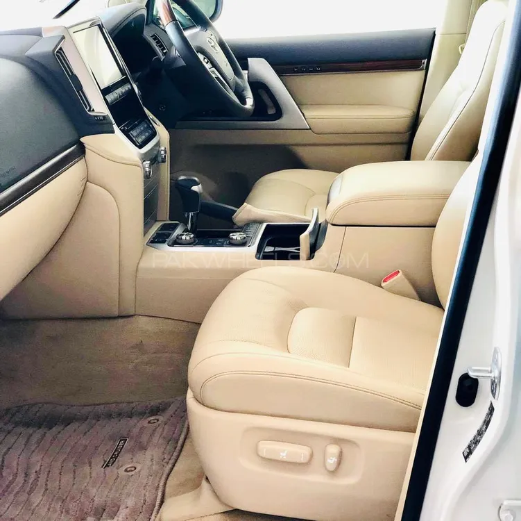 Toyota Land Cruiser 2015 for Sale in Lahore Toyota Land Cruiser 2015 for Sale in Lahore Image-14