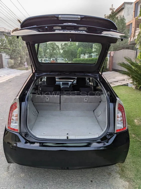 Toyota Prius 2013 for Sale in Lahore Toyota Prius 2013 for Sale in Lahore Image-9