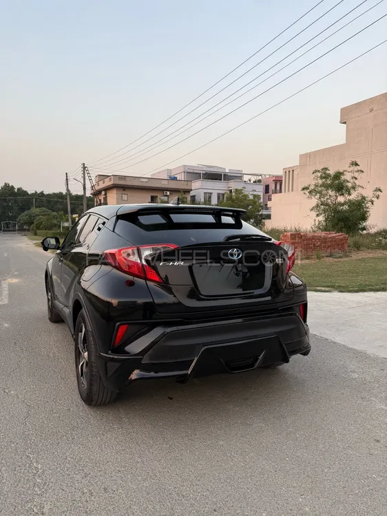 Toyota C-HR 2017 for Sale in Lahore Toyota C-HR 2017 for Sale in Lahore Image-7