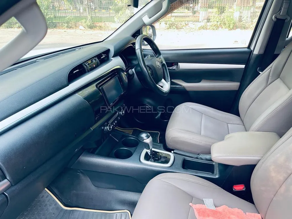 Toyota Hilux 2017 for Sale in Faisalabad Toyota Hilux 2017 for Sale in Faisalabad Image-9