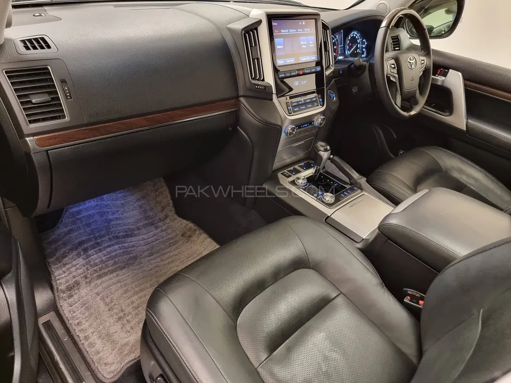 Toyota Land Cruiser 2016 for Sale in Karachi Toyota Land Cruiser 2016 for Sale in Karachi Image-5