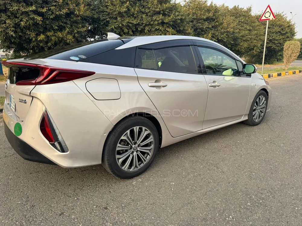 ٹویوٹا پریوس 2017 for Sale in لاہور ٹویوٹا پریوس 2017 for Sale in لاہور Image-2