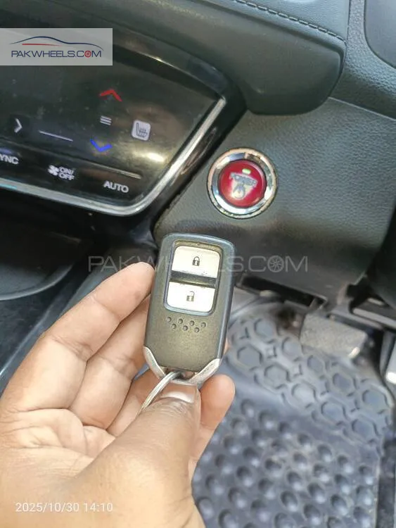 Honda Vezel 2014 for Sale in Multan Honda Vezel 2014 for Sale in Multan Image-13