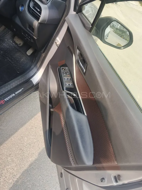 Toyota C-HR 2016 for Sale in Lahore Toyota C-HR 2016 for Sale in Lahore Image-13